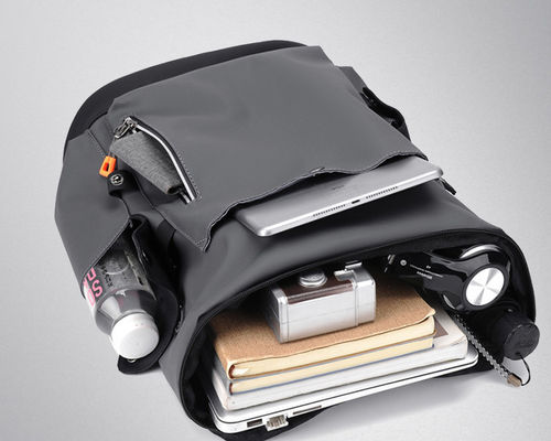 Zaino da viaggio in nylon leggero con chiusura a zip